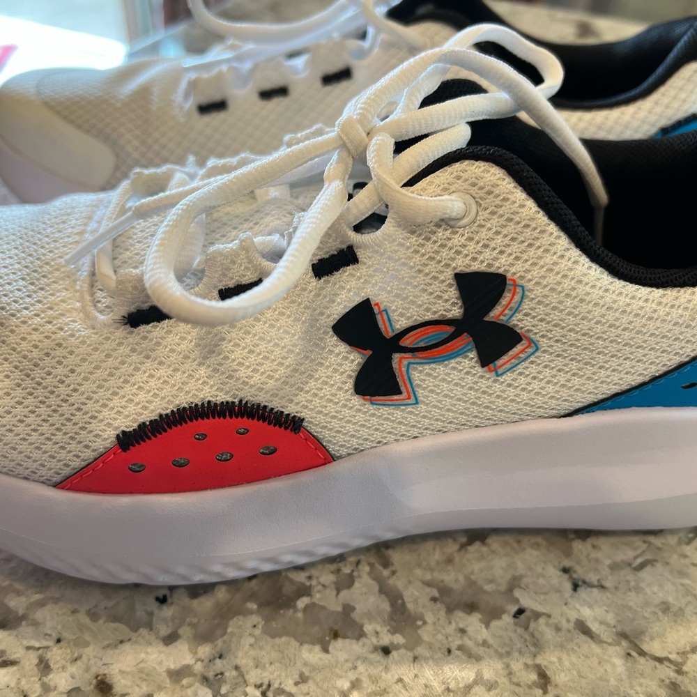 Under Armour Surge 4 sneakers sz 7y
